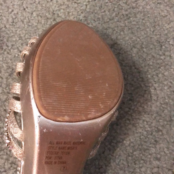 Gold shoes. - Picture 5 of 6